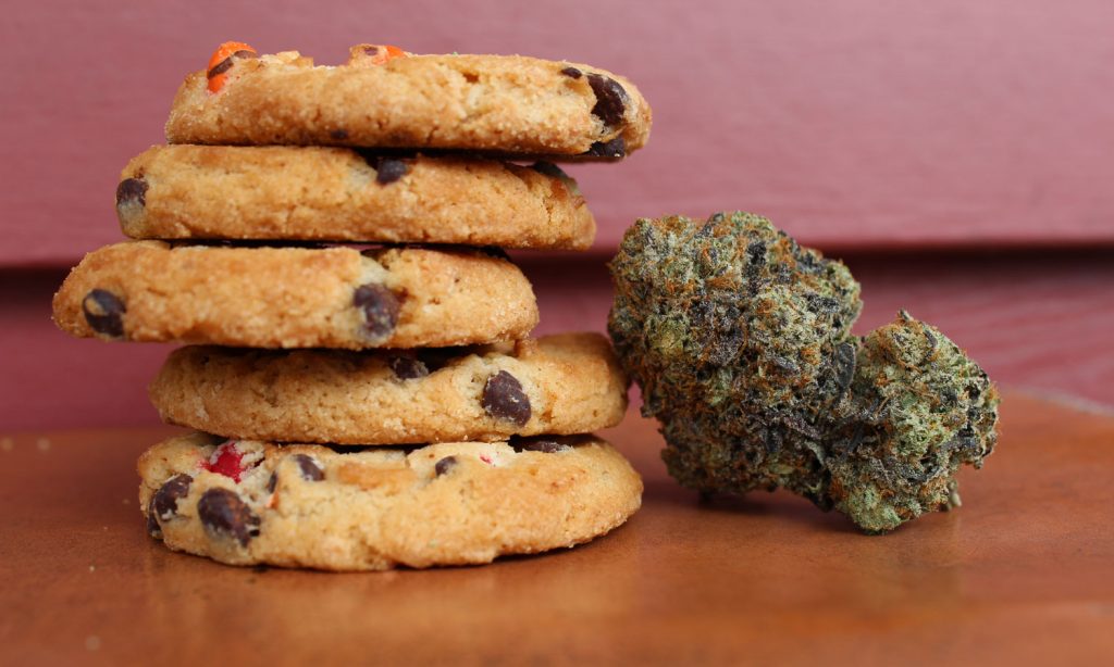 5 differences cannabis edibles and flower