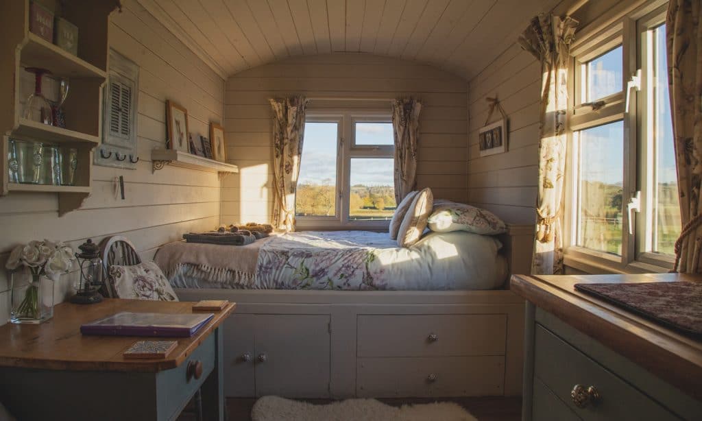 5 Things Sleep Experts Would Never Include In Their Bedrooms